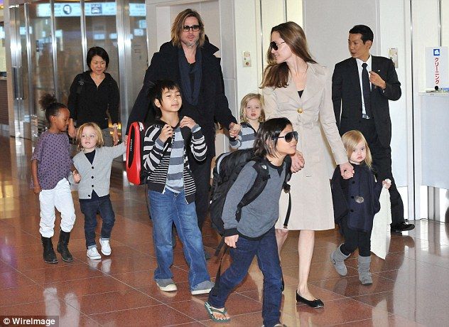 Brad Pitt pide la custodia compartida de sus 6 hijos - 38AA25C000000578-3801635-With_six_children_three_adopted_Maddox_15_Pax_12_Zahara_11_and_t-a-65_1474535422123
