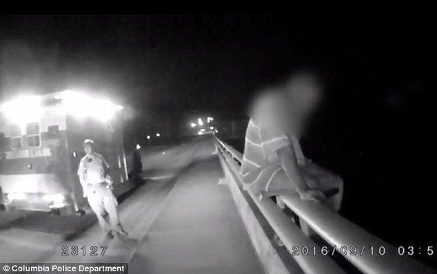 Policía impide un suicidio gracias a su odio por los Vaqueros de Dallas - 38B12AC500000578-3802423-image-a-80_1474558730327