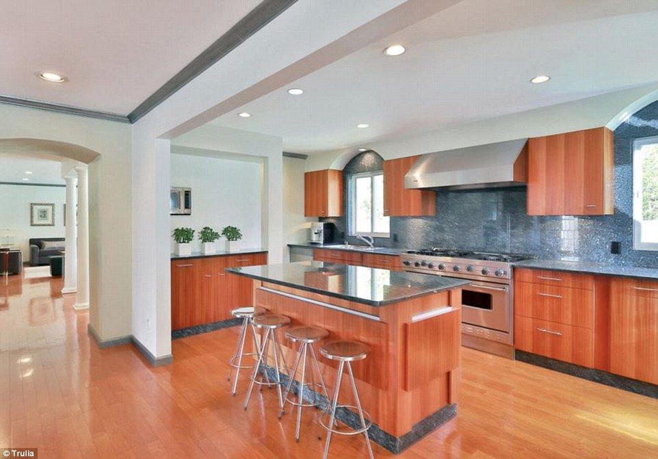 Los Clinton compran casa de 1.16 millones de dólares - 38B51C0500000578-0-image-a-37_1474615448262