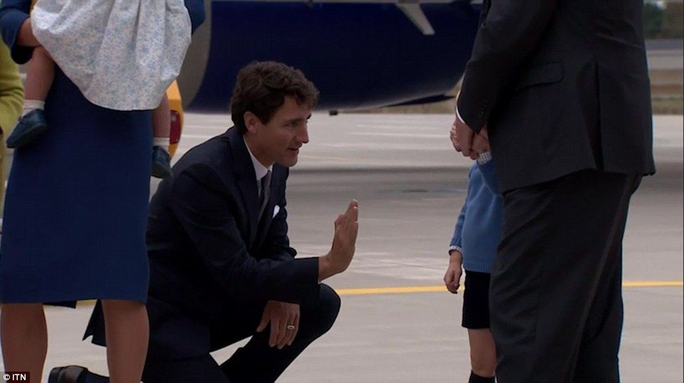 Video: príncipe George niega saludo al primer ministro de Canadá