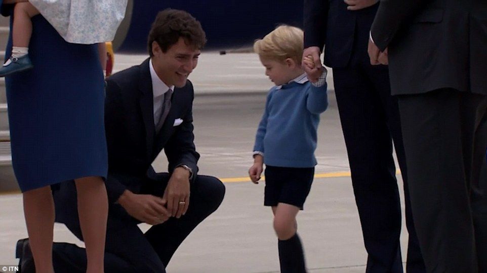 Video: príncipe George niega saludo al primer ministro de Canadá - 38C7960800000578-3805952-Mr_Trudeau_took_it_all_in_good_spirits_but_was_undoubtedly_left_-m-52_1474809646461