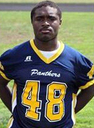 Video: jugador de americano muere tras recibir patada - 38CF9E6100000578-3810821-image-a-8_1475021285298