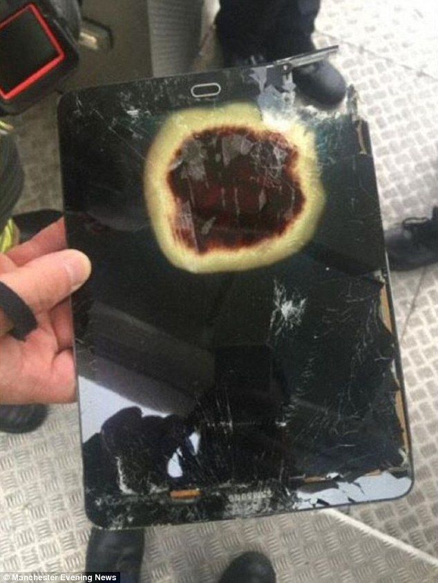 Aterrizaje de emergencia porque producto Samsung empezó a humear - 38D6FA6000000578-0-image-a-162_1474983088036