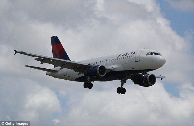 Aterrizaje de emergencia porque producto Samsung empezó a humear - 38D7B8B500000578-3809892-image-a-178_1474985334301