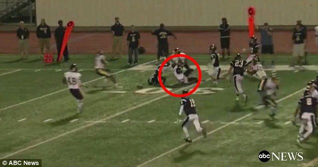 Video: jugador de americano muere tras recibir patada - 38DC4DBC00000578-3810821-image-a-5_1475021254769