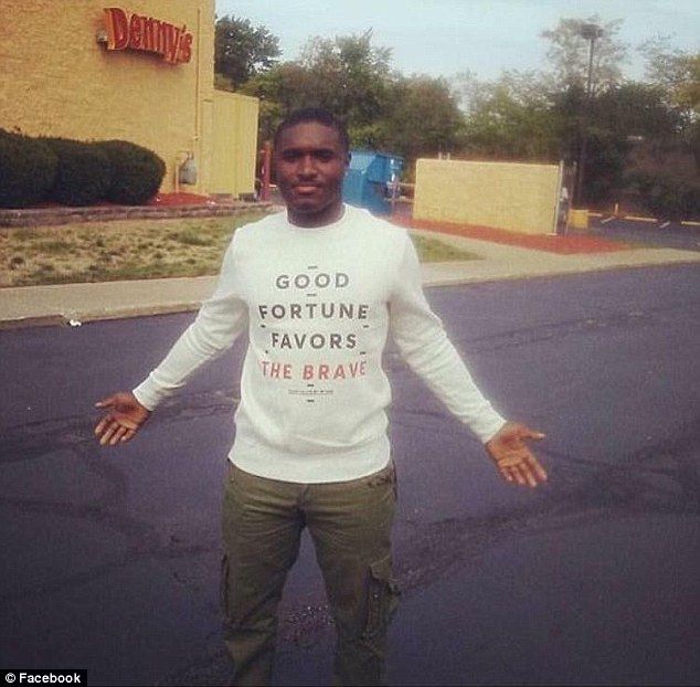 Video: jugador de americano muere tras recibir patada - 38DD589100000578-3810821-image-a-45_1475030742490