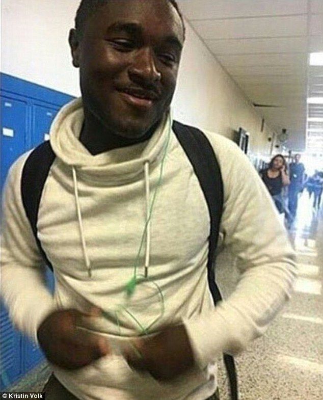 Video: jugador de americano muere tras recibir patada - 38DD76B400000578-3810821-image-a-47_1475031973975