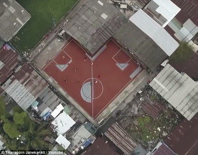 La primera cancha de futbol no rectangular en el mundo - 38DE63C800000578-0-image-m-71_1475045730012