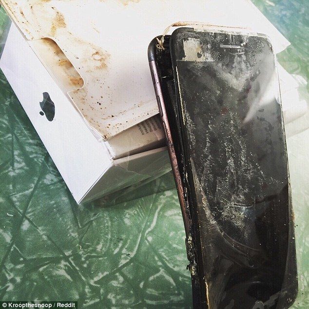 Usuario reporta que le entregaron un iPhone 7 Plus destruido