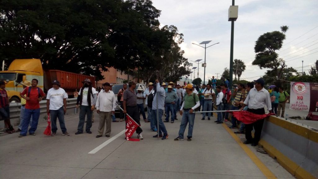 Video: maestros se enfrentan con policías en Chilpancingo - 452ee5d4-746a-4ee4-a1ae-17e7da366b18-1024x576
