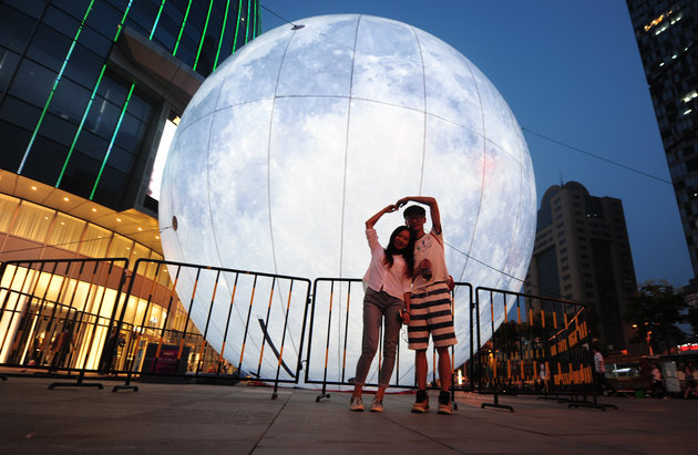Video: inflable gigante de luna se desata por las calles de China - 57da80d51800006c32bd1928