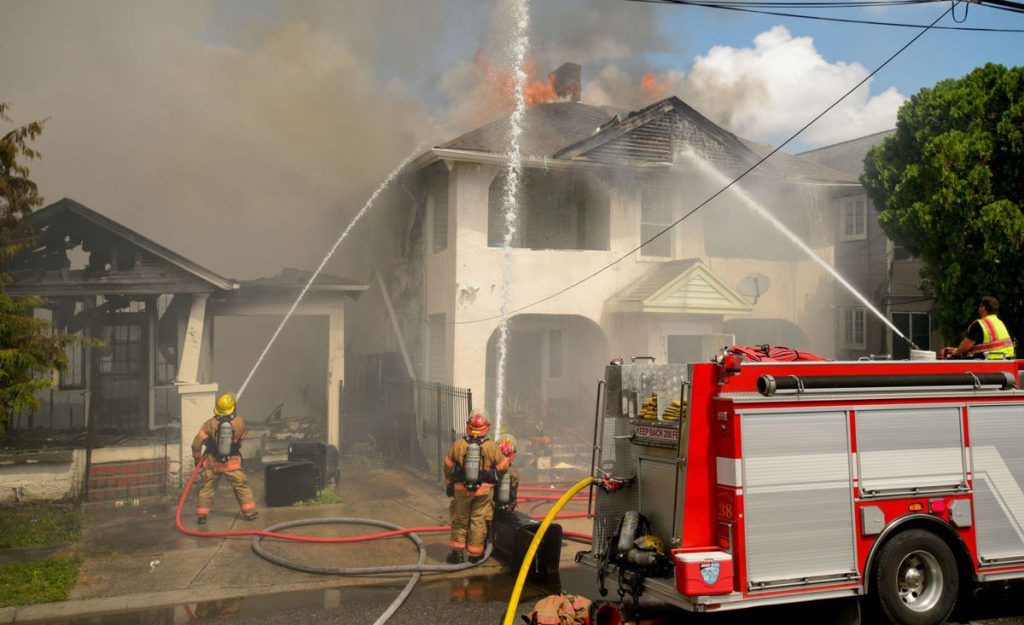 Novelista ingresa a su casa incendiada para salvar su laptop - 57dae0ed4a3ce.image_-1024x625