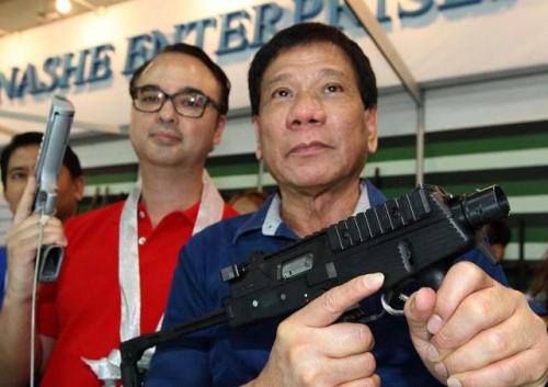 Acusan a presidente de Filipinas de ordenar cientos de asesinatos - 640_zzz_111115_duterte_cayetano_2_2015_11_11_16_13_41