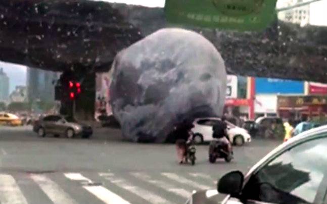 Video: inflable gigante de luna se desata por las calles de China - 647_091516054626