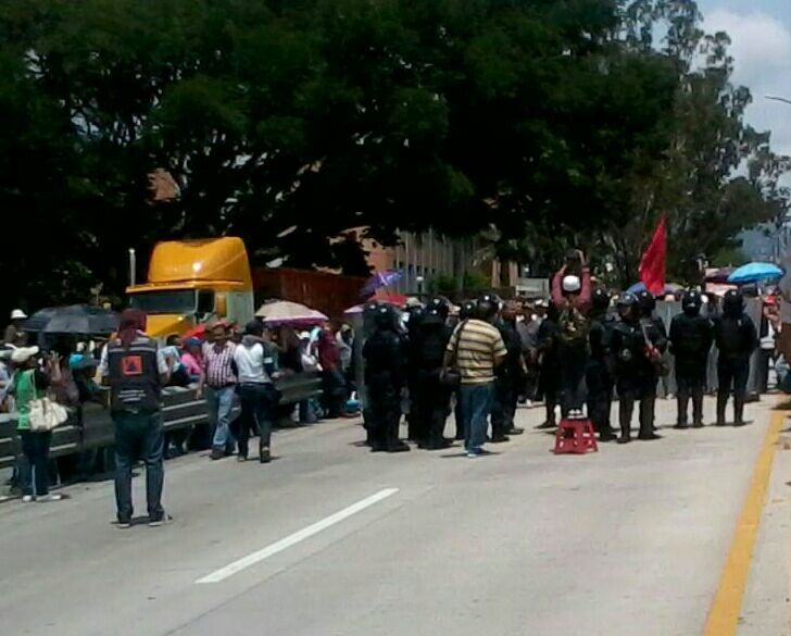 Video: maestros se enfrentan con policías en Chilpancingo - 68a10598-1c26-40b3-aa0f-583848bf36b2