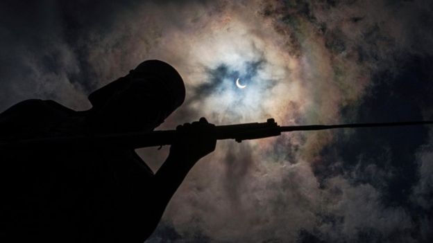 Galería: eclipse anular que cruzó el cielo de África - 90996628_gettyimages-598320620-4