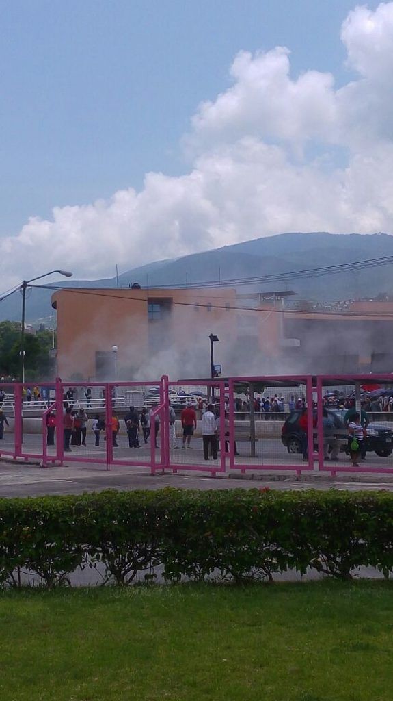 Video: maestros se enfrentan con policías en Chilpancingo - 97e3fbfe-e738-4ee1-ac98-665295a1df06-575x1024