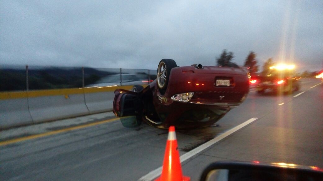 Vuelca vehículo en la México-Puebla