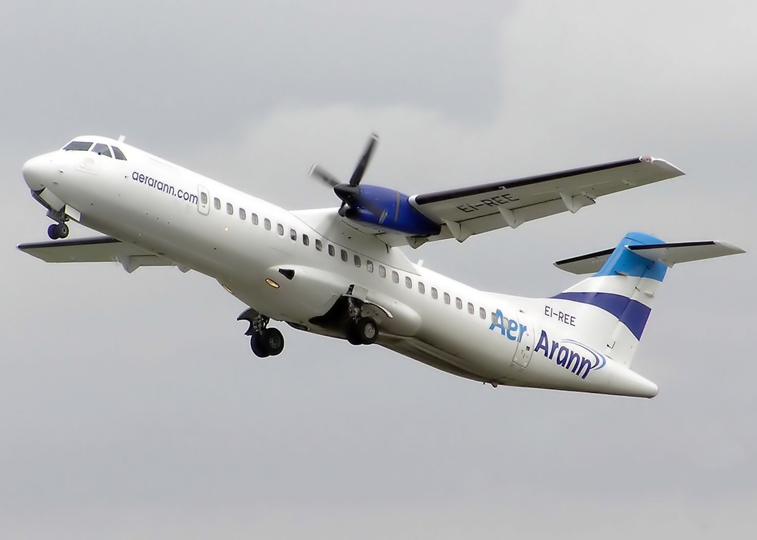 Video: pareja viaja sola durante vuelo - Aer_Arann_ATR-72_EI-REE_Bristol