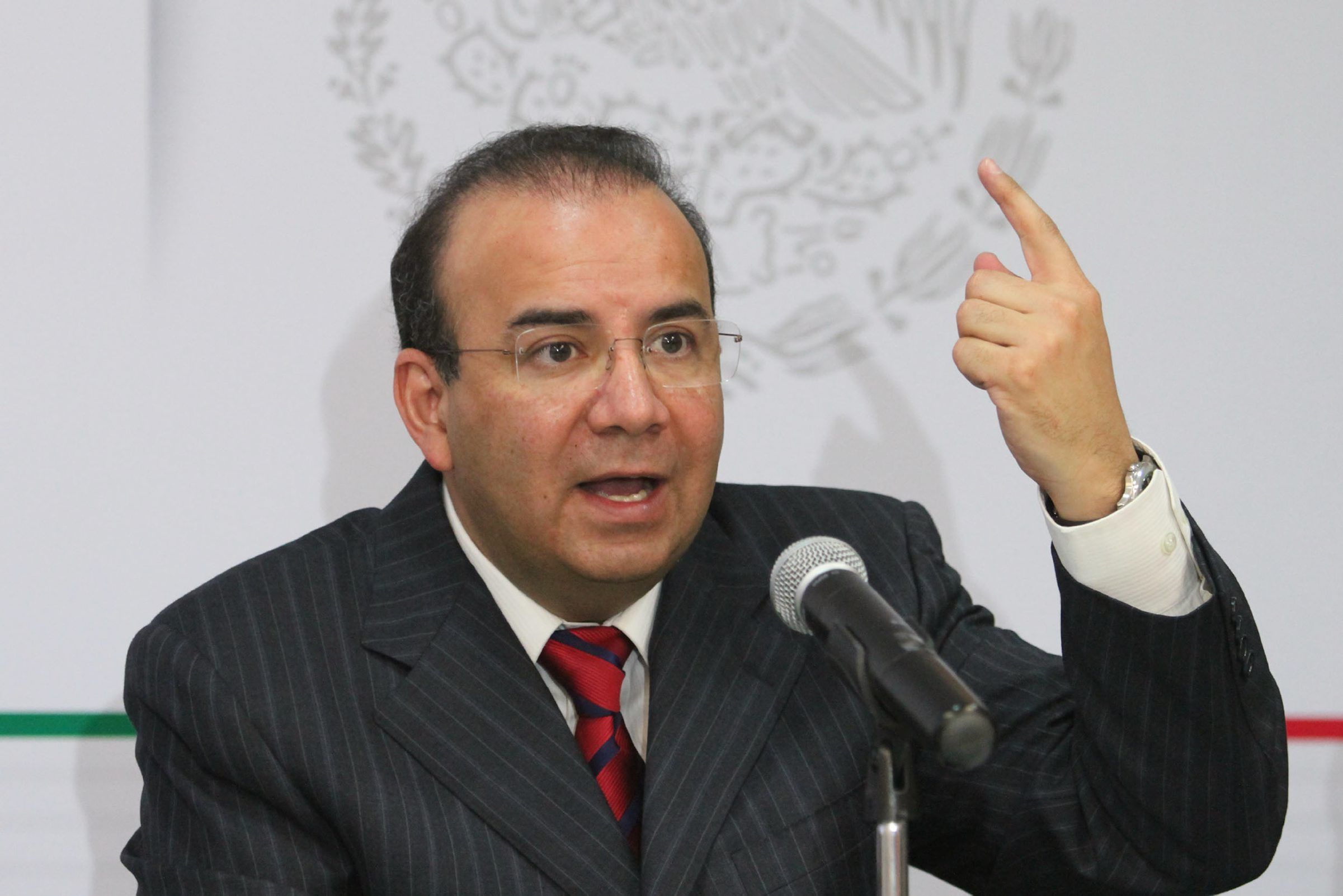 Mejora de salarios no es por decreto: Navarrete