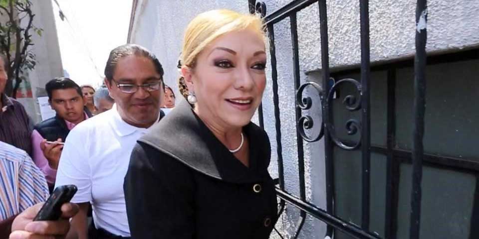 Alcaldesa de Atizapán insulta a reportera y además no paga tenencia