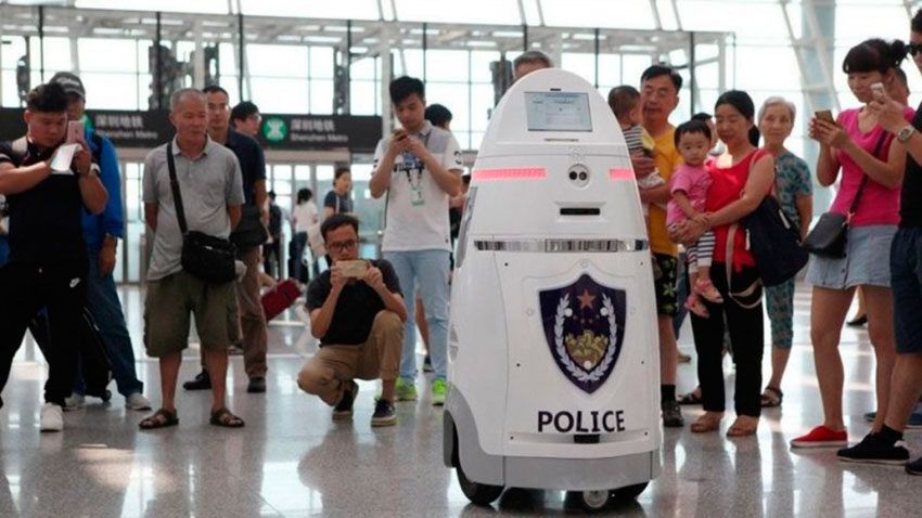 Vigila en aeropuerto de China el primer robot policía