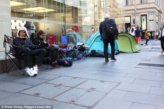 Galería: acampan para comprar el nuevo iPhone 7 - Apple-Hungría-10