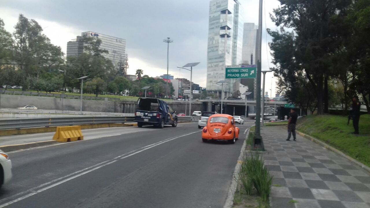 Policías resguardan lugar del doble asalto en Periférico