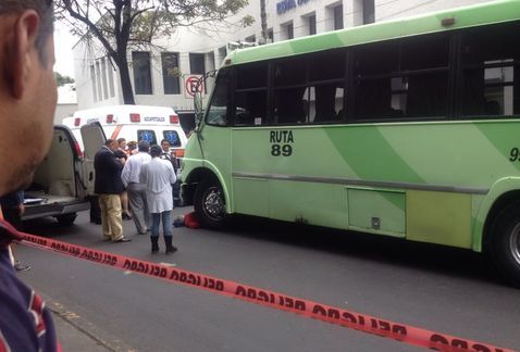 Balean a usuario de transporte público en Azcapotzalco