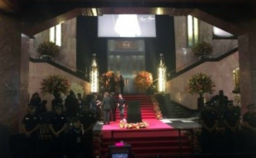 Click aquí para ver en vivo el homenaje a Juan Gabriel en Bellas Artes - Bellasartesvestíbulo