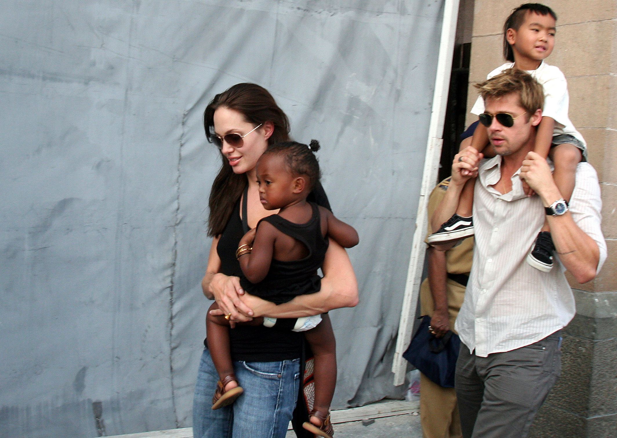 Brad Pitt no maltrató a su hijo durante vuelo privado: investigación - Brad-pitt-angelina-Jolie