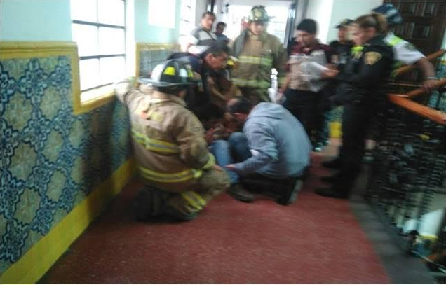 Policías impiden suicidio de un joven en el Centro de la Ciudad de México - Captura-de-pantalla-2016-09-08-a-las-11.20.15