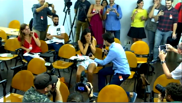 Video: periodista pide matrimonio en plena rueda de prensa - Captura-de-pantalla-2016-09-09-a-las-13.45.37