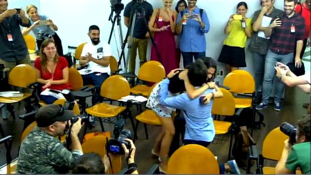 Video: periodista pide matrimonio en plena rueda de prensa