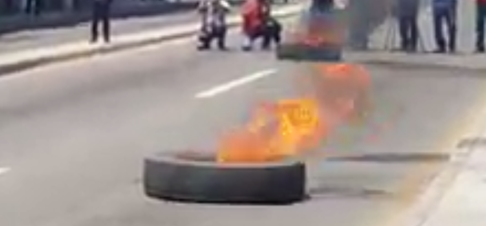 Normalistas queman llantas y retiran bloqueo en crucero de Oaxaca