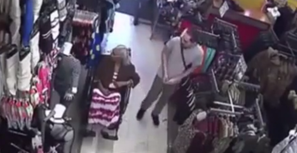 Video: hombre roba dinero a mujer de 93 años en Nueva York - Captura-de-pantalla-2016-09-12-a-las-9.23.05
