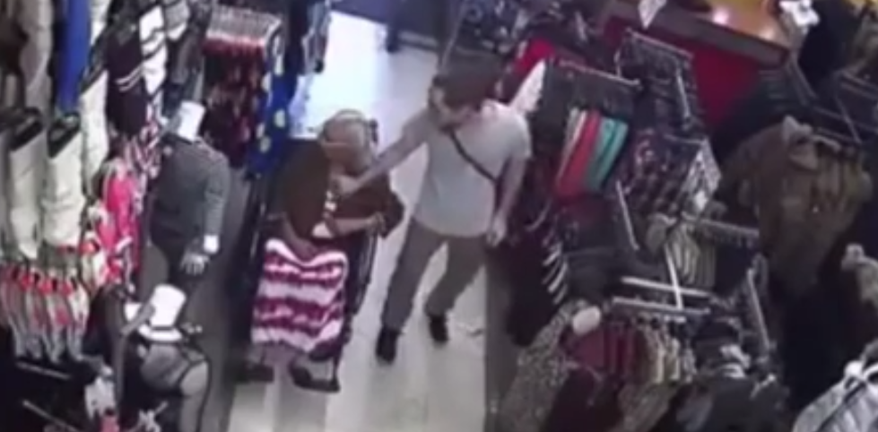 Video: hombre roba dinero a mujer de 93 años en Nueva York