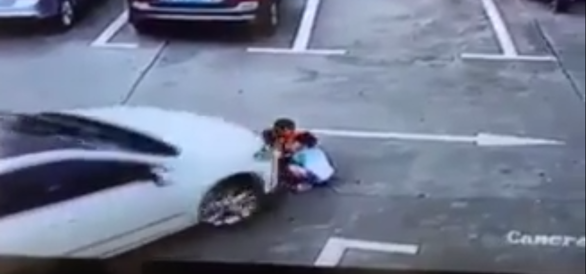 Video: mujer atropella a 3 niños en China
