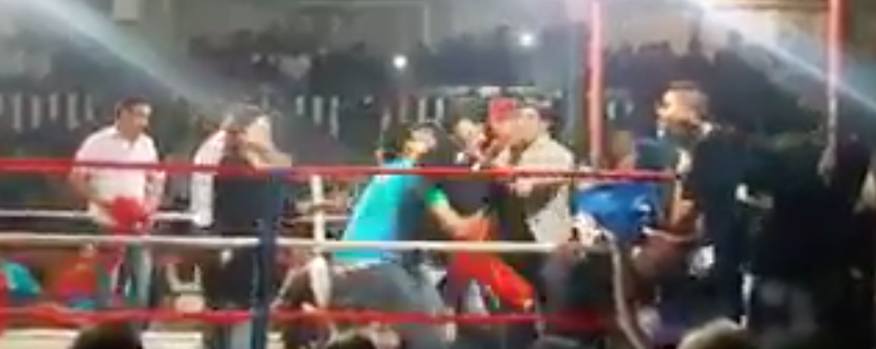 Video: boxeador pierde y su ayudante golpea al rival en el ring