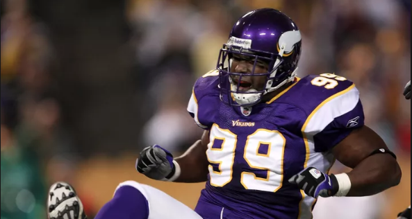 Exjugador de la NFL le da paliza a 4 ladrones