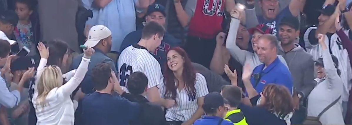 Video: propone matrimonio en Yankee Stadium y pierde anillo