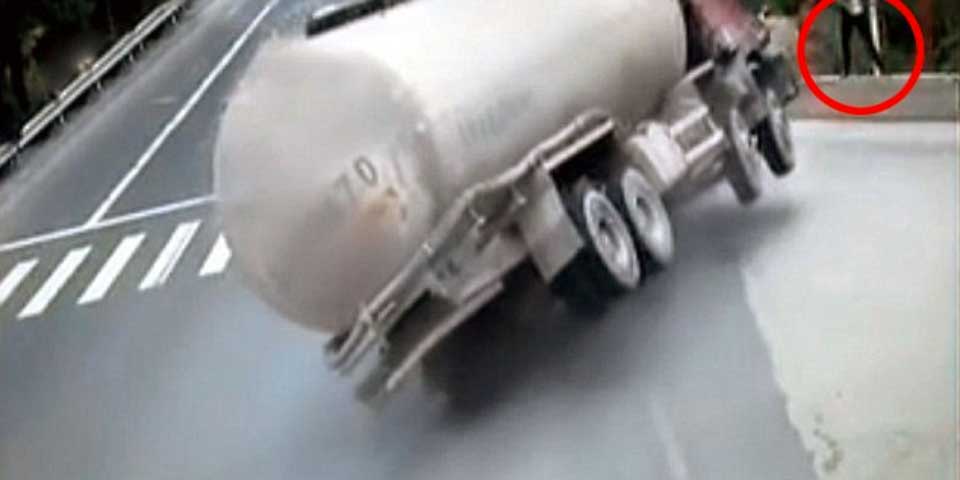 Video: hombre esquiva a pipa que vuelca frente a él