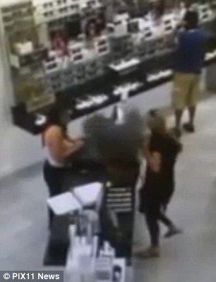 Video: explota cigarro electrónico al interior de bolsa Louis Vuitton - Cigarro-Electrónico-2