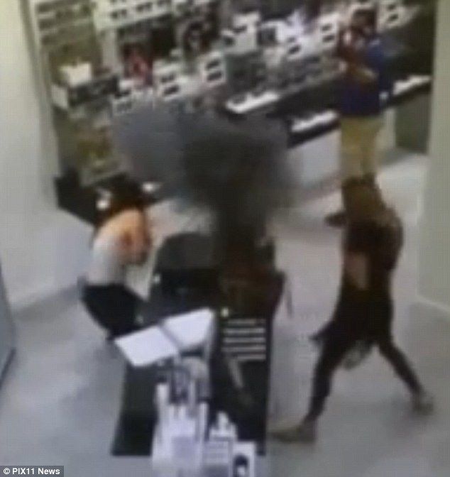 Video: explota cigarro electrónico al interior de bolsa Louis Vuitton - Cigarro-Electrónico-3