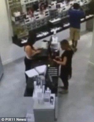 Video: explota cigarro electrónico al interior de bolsa Louis Vuitton - Cigarro-Electrónico