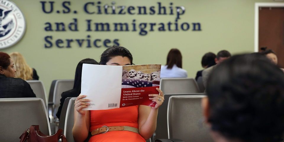 Gobierno de Trump buscará "desnaturalizar" a sospechosos de mentir en solicitud - Ciudadanía