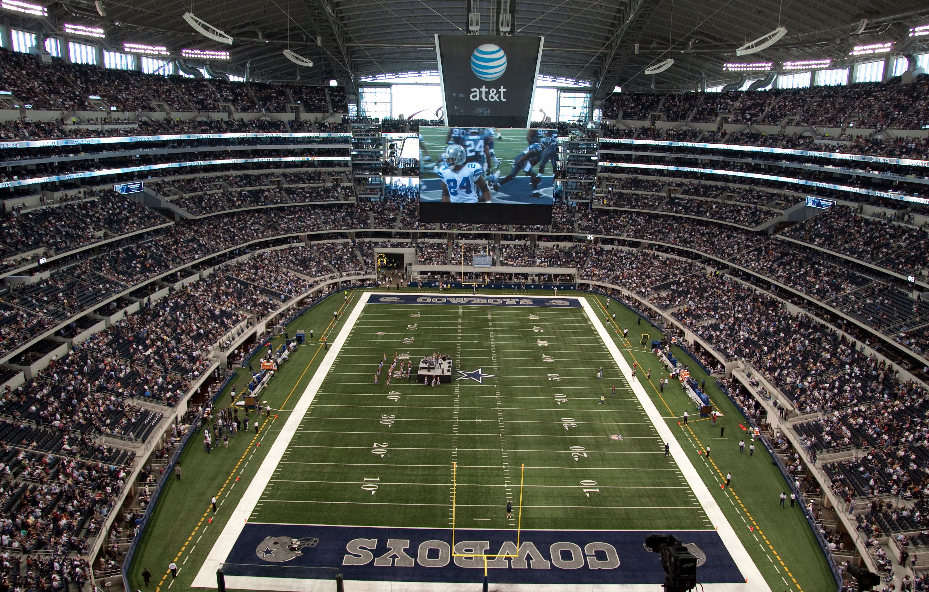Los 10 equipos más valiosos de la NFL - Cowboys_Stadium_field