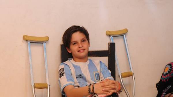 Video: niño en muletas hace túnel en estadio de Argentina