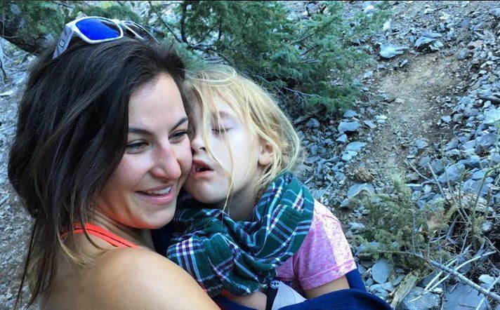 Luchadora de la UFC ayuda a niña lesionada en Las Vegas - Crw0989WAAE3hc6