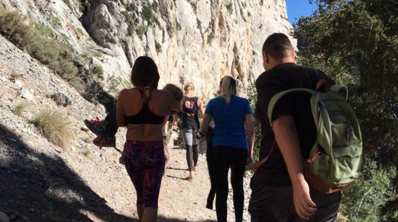 Luchadora de la UFC ayuda a niña lesionada en Las Vegas - Crw0_F4XYAAl2h5